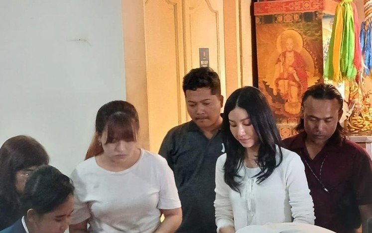 Ketegaran Sarwendah di Tengah Duka: Prosesi Kremasi Ayahnya Dibalut Tradisi Tionghoa dan Upacara Pedang Pora