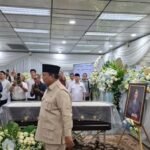 Presiden Prabowo Subianto Melayat Kwik Kian Gie, Beri Penghormatan Terakhir di Rumah Duka RSPAD