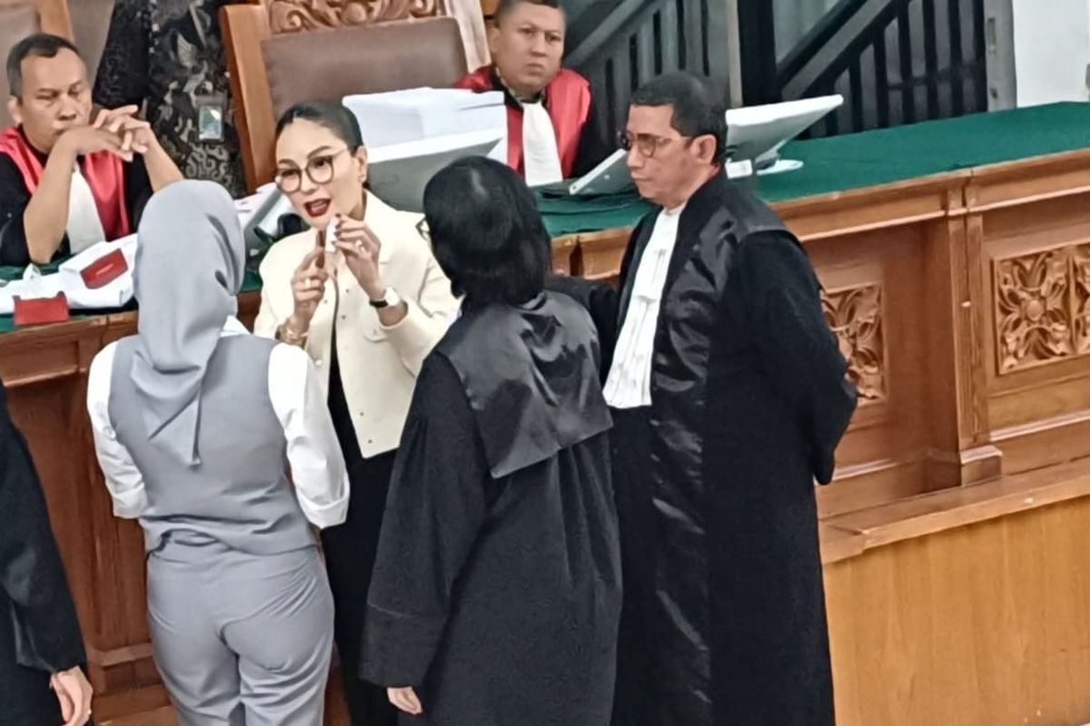 Sidang Nikita Mirzani Memanas, Reza Gladys Ungkap Alasan Pakai Outfit Abu-abu dan Ungkap Dugaan Pencemaran Nama Baik