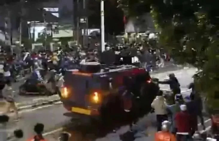 Driver Ojol Tewas Terlindas Rantis Brimob Saat Demo Ricuh di DPR