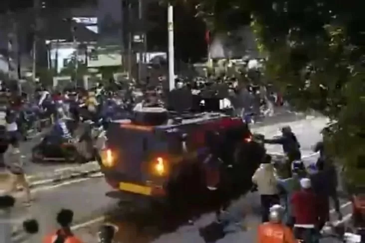 Driver Ojol Tewas Terlindas Rantis Brimob Saat Demo Ricuh di DPR