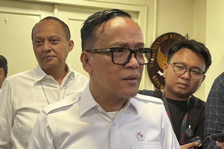 Viral Foto Wamenaker Noel Terbaring dengan Alat EKG Usai OTT KPK, Dugaan Pemerasan Sertifikasi K3 Jadi Sorotan