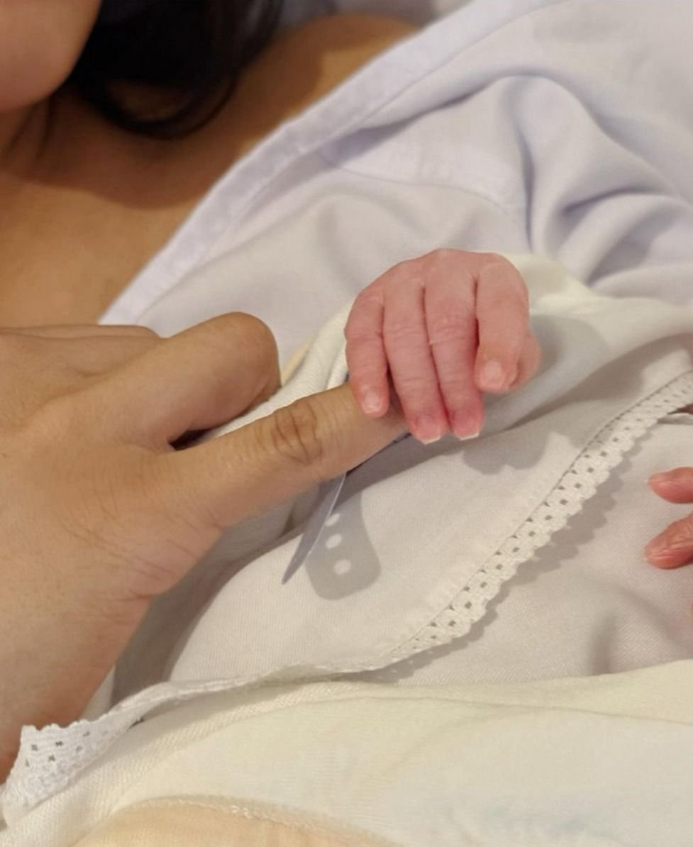 Erika Carlina Resmi Jadi Ibu, Lahirkan Anak Laki-Laki Bernama Andrew Raxy Neil