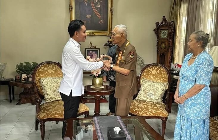 Gibran Rakabuming Bersilaturahmi ke Try Sutrisno, Sampaikan Undangan HUT ke-80 RI