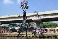 Hadiah Panjat Pinang dari Wapres Gibran Meriahkan Semarak Kalimalang 2025