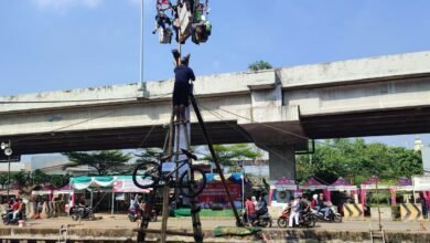 Hadiah Panjat Pinang dari Wapres Gibran Meriahkan Semarak Kalimalang 2025