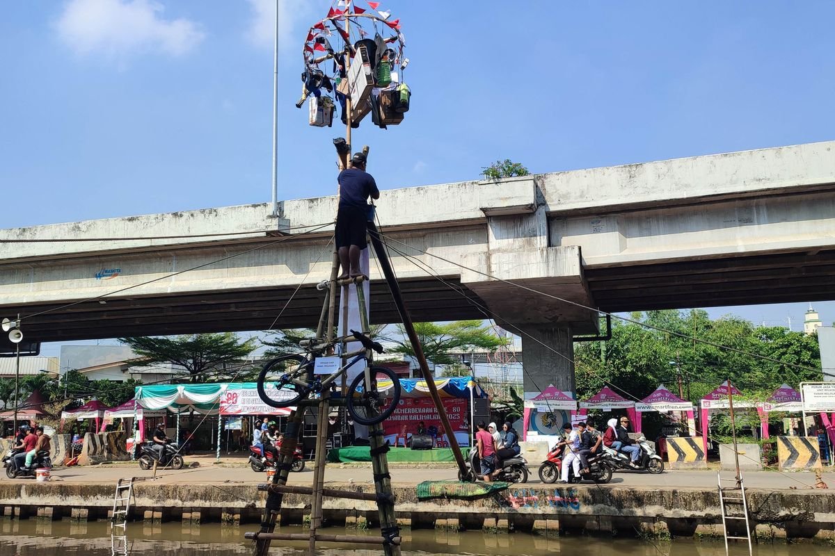 Hadiah Panjat Pinang dari Wapres Gibran Meriahkan Semarak Kalimalang 2025