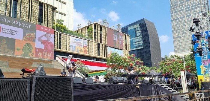Lalu Lintas Macet Jelang Pesta Rakyat HUT ke-80 RI di Bundaran HI, Panggung Hiburan Disiapkan