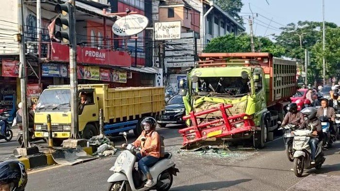 Kecelakaan Truk di Lampu Merah Gintung Ciputat Sebabkan Macet Parah Hingga Exit Tol Pamulang