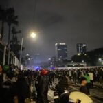 Suasana Tegang di Depan DPR RI, Petasan dan Sorakan Warnai Aksi