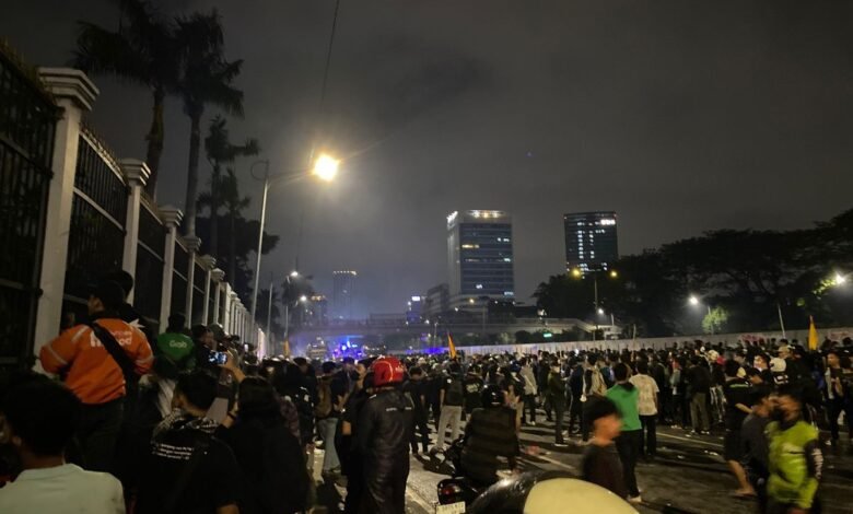 Suasana Tegang di Depan DPR RI, Petasan dan Sorakan Warnai Aksi