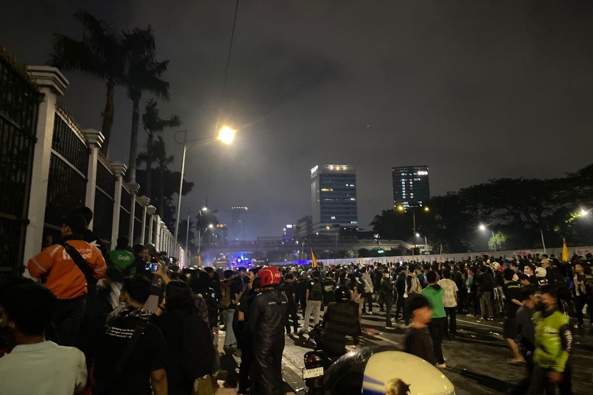 Suasana Tegang di Depan DPR RI, Petasan dan Sorakan Warnai Aksi