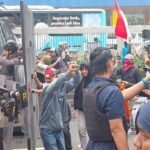 Demo "Revolusi Rakyat Indonesia" di DPR Ricuh, Polisi Semprot Massa dengan Water Cannon
