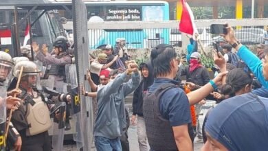 Demo "Revolusi Rakyat Indonesia" di DPR Ricuh, Polisi Semprot Massa dengan Water Cannon