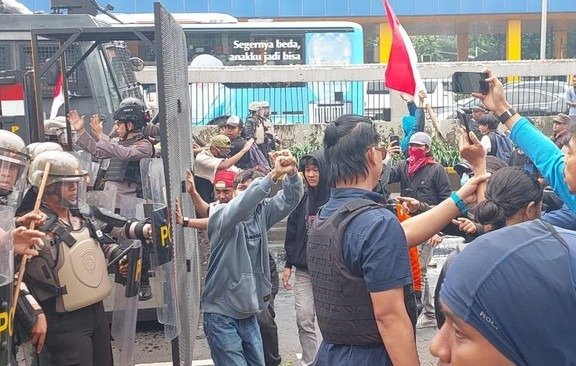 Demo "Revolusi Rakyat Indonesia" di DPR Ricuh, Polisi Semprot Massa dengan Water Cannon