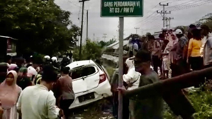 Minibus Tertabrak Kereta di Padang, 2 Siswa SMA Tewas Termasuk Anak Kapolres Solok