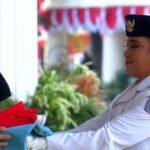 Presiden Prabowo Subianto Cium Bendera Merah Putih pada Upacara HUT ke-80 RI di Istana Merdeka