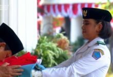 Presiden Prabowo Subianto Cium Bendera Merah Putih pada Upacara HUT ke-80 RI di Istana Merdeka