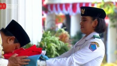 Presiden Prabowo Subianto Cium Bendera Merah Putih pada Upacara HUT ke-80 RI di Istana Merdeka