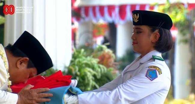 Presiden Prabowo Subianto Cium Bendera Merah Putih pada Upacara HUT ke-80 RI di Istana Merdeka