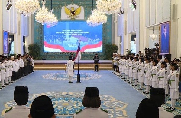 Mensesneg Kukuhkan 76 Anggota Paskibraka untuk HUT ke-80 RI di Istana Negara