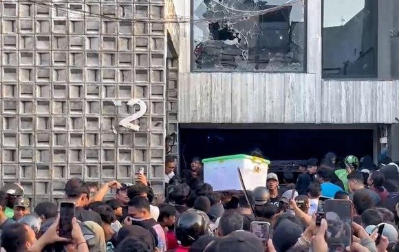 Rumah Ahmad Sahroni Digeruduk Massa di Tanjung Priok, Barang Dijarah dan Mobil Dirusak