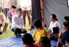 Wapres Gibran Tinjau Korban Gempa Poso, Tekankan Anak-Anak Tetap Bersekolah