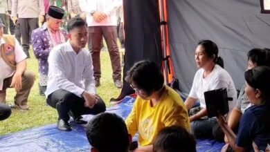 Wapres Gibran Tinjau Korban Gempa Poso, Tekankan Anak-Anak Tetap Bersekolah
