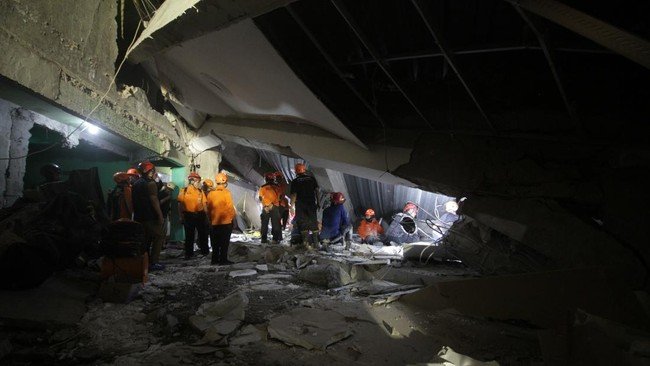 Tragedi Ambruknya Bangunan Ponpes Al Khoziny, 3 Santri Meninggal Dunia,102 Dievakuasi