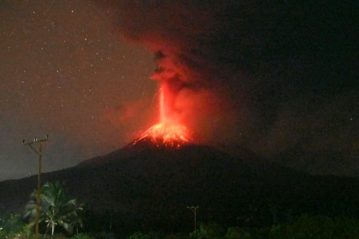 Gunung Lewotobi Laki-laki Naik Status Awas, Bandara Frans Seda Ditutup Sementara Akibat Erupsi