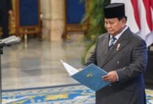 Presiden Prabowo Anugerahi Bintang Jasa Utama kepada Investor Global Ray Dalio di Istana Merdeka