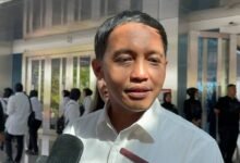 Raja Juli Antoni Klarifikasi Foto Viral Main Domino dengan Aziz Wellang