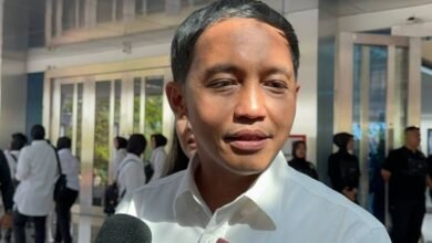 Raja Juli Antoni Klarifikasi Foto Viral Main Domino dengan Aziz Wellang