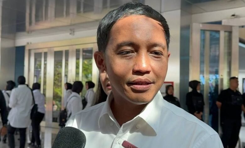 Raja Juli Antoni Klarifikasi Foto Viral Main Domino dengan Aziz Wellang