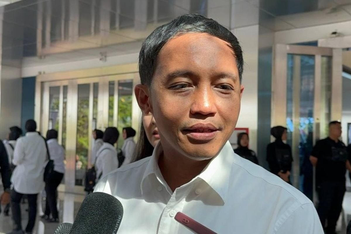 Raja Juli Antoni Klarifikasi Foto Viral Main Domino dengan Aziz Wellang