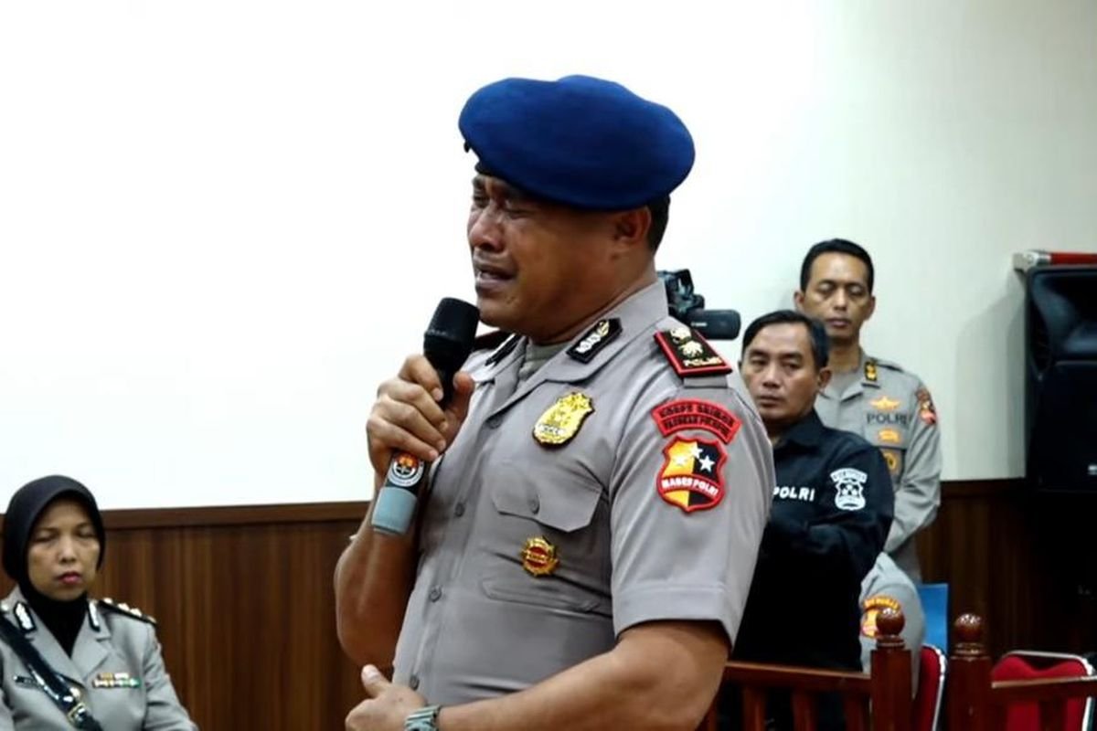 Tangis Kompol Cosmas Usai Dipecat Polri, Akui Tak Ada Niat Celakai Ojol
