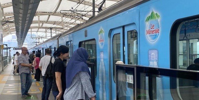 Warga Antusias Nikmati Tarif Rp 1 MRT Jakarta dan Transjakarta