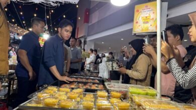 Wapres Gibran Blusukan ke Pos Siskamling dan Sentra Kue Subuh Pasar Senen