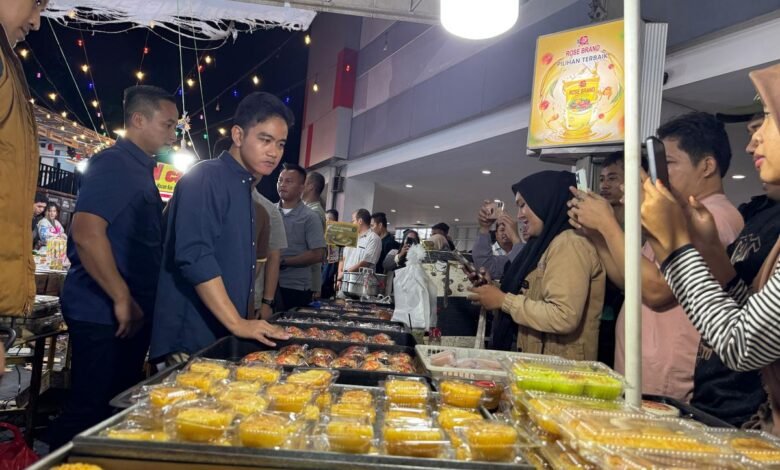 Wapres Gibran Blusukan ke Pos Siskamling dan Sentra Kue Subuh Pasar Senen