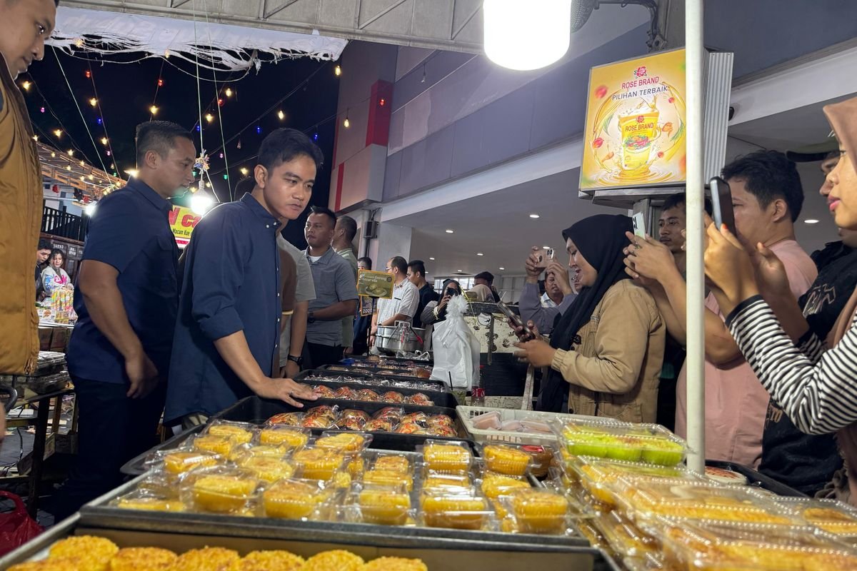 Wapres Gibran Blusukan ke Pos Siskamling dan Sentra Kue Subuh Pasar Senen