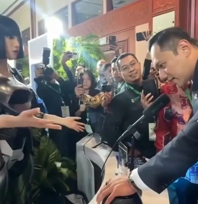 AHY Tanya Robot AI Cara Indonesia Maju, Jawabannya Bikin Heboh di Forum IISF 2025
