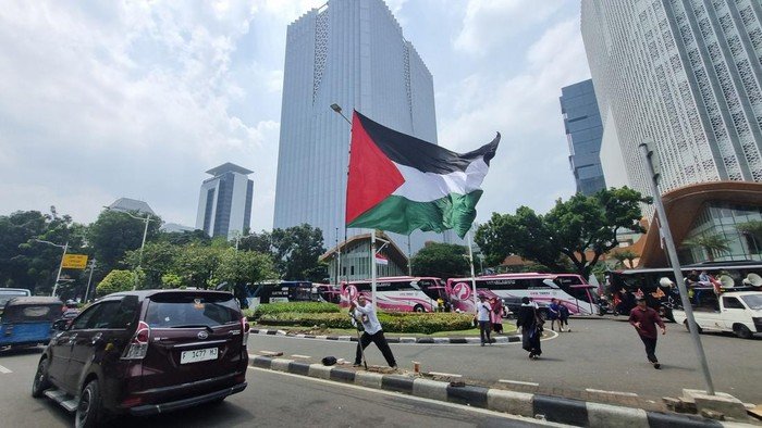 Ribuan Massa Padati Monas dalam Aksi “Indonesia Lawan Genosida” Dukung Palestina Merdeka