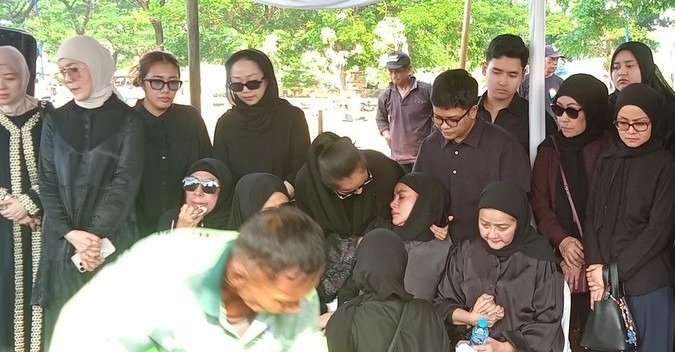 Olla Ramlan Ungkap Kesedihan Mendalam Usai Ibunda Meninggal Dunia, Sempat Pingsan di Pemakaman