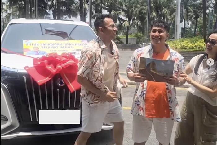 Raffi Ahmad Hadiahi Irfan Hakim Mobil Listrik Mewah di Ulang Tahun ke-50, Bikin Terharu hingga Menangis