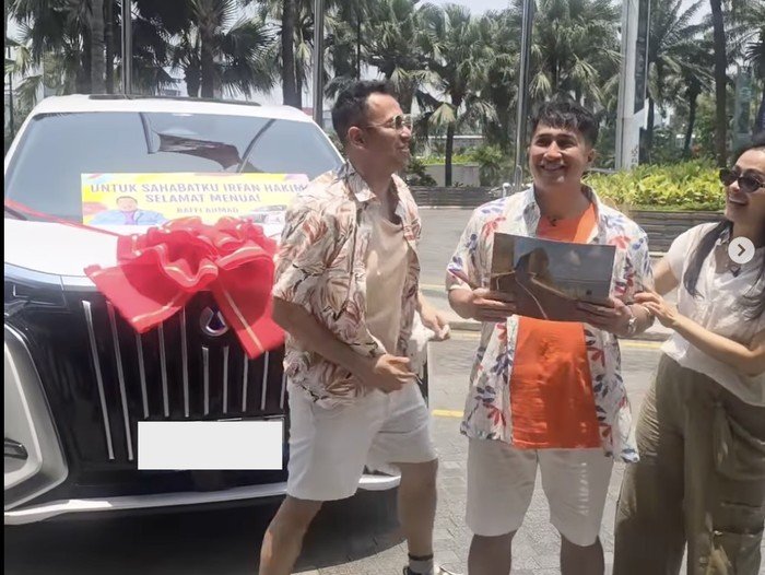 Raffi Ahmad Hadiahi Irfan Hakim Mobil Listrik Mewah di Ulang Tahun ke-50, Bikin Terharu hingga Menangis