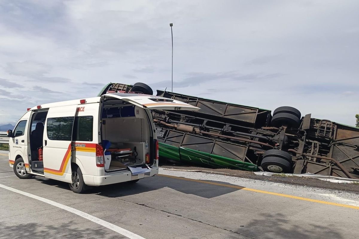 Bus Rombongan FKK Bendan Ngisor Terguling di Tol Pemalang, 4 Tewas dan Belasan Luka-Luka