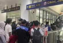 Kepadatan Penumpang di Stasiun Manggarai Imbas Warga Menuju Monas Rayakan HUT ke-80 TNI