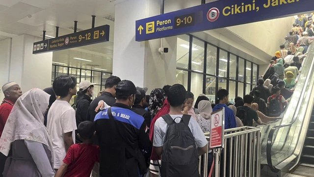 Kepadatan Penumpang di Stasiun Manggarai Imbas Warga Menuju Monas Rayakan HUT ke-80 TNI