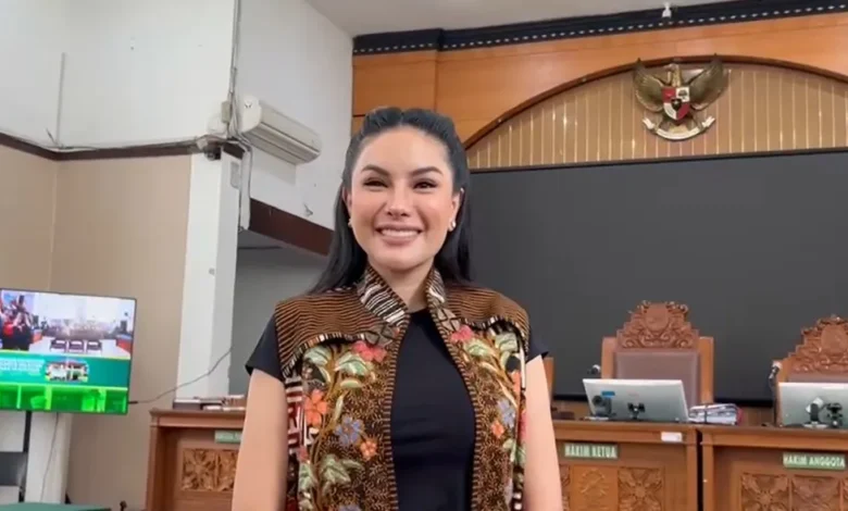 Nikita Mirzani Tampil Anggun dengan Batik di Sidang, Bertepatan Hari Batik Nasional