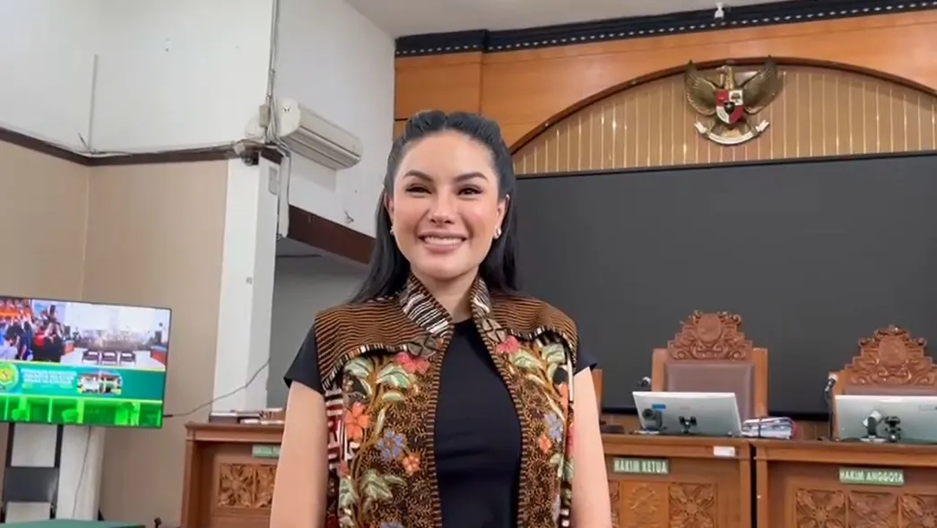 Nikita Mirzani Tampil Anggun dengan Batik di Sidang, Bertepatan Hari Batik Nasional